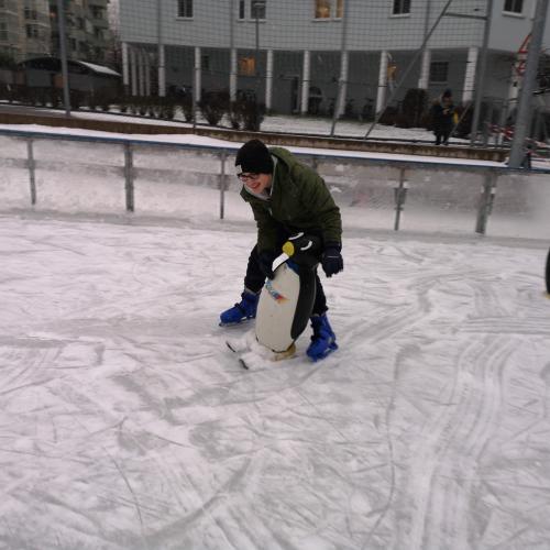 Eislaufen mit Pinguin