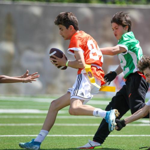 Finalspiel der Klasse 2a. Runningback Saman am Ball.