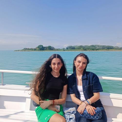 Schülerinnen am Boot