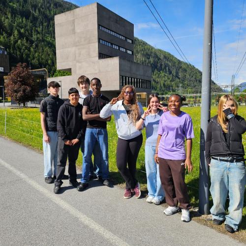 Vor der Steuerzentrale