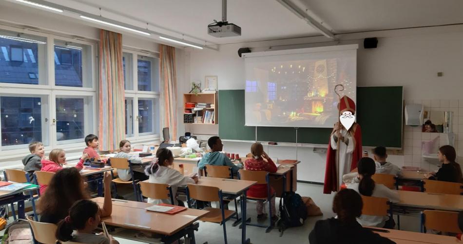Der Nikolaus verteilte Nüsse, Orangen und Schokolade!