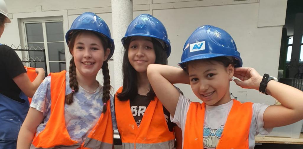 Girls Power 1 Mädchen in Baustellenoutfit