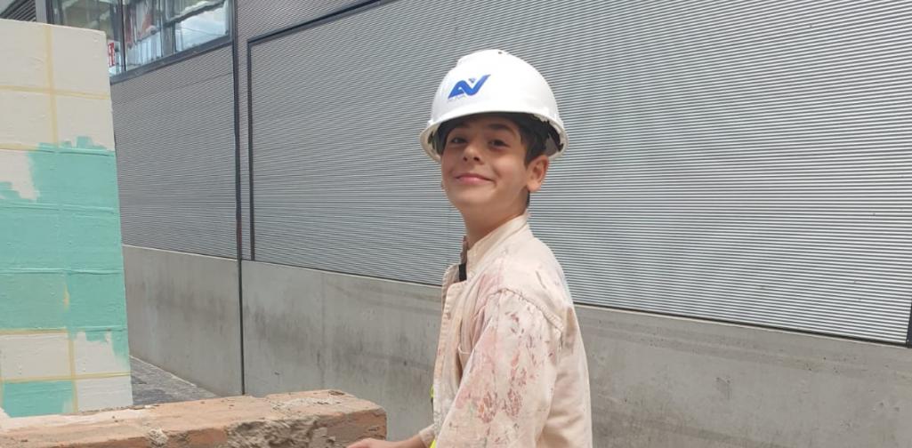 Verputz 3 Schüler zeigt sich gut gelaunt während der "Arbeit"