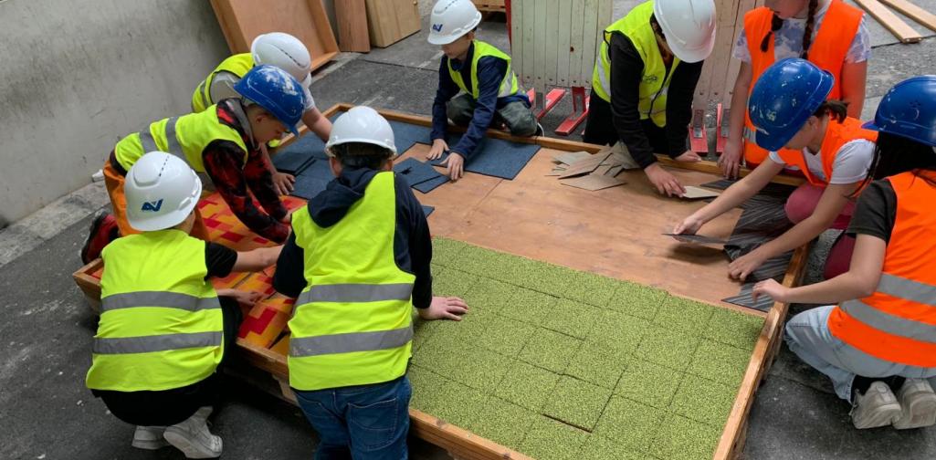 BodenlegerIn 1 SchülerInnen legen Teppich- und Laminatböden