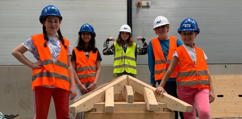 Girls Power 2 Mädchen stehen stolz vor dem fertigen Dachstuhl